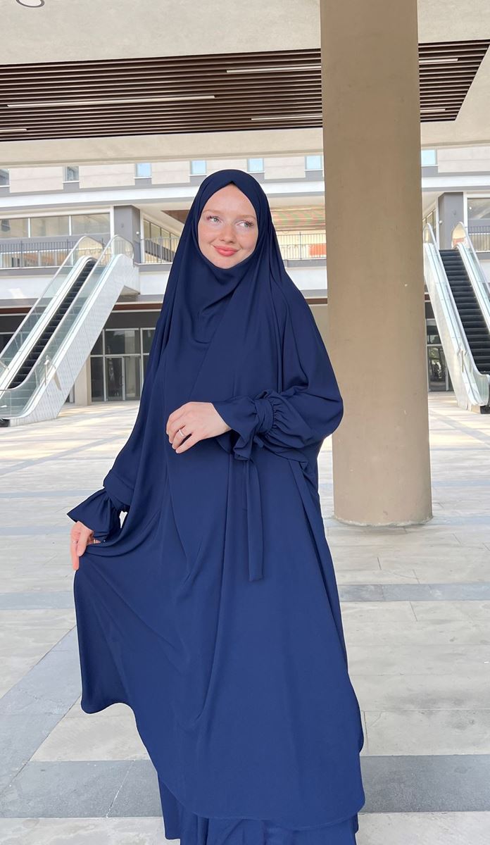 Şâyeste Lacivert Takım resmi